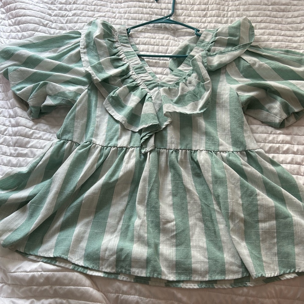 Very cute boutique top!! Size S